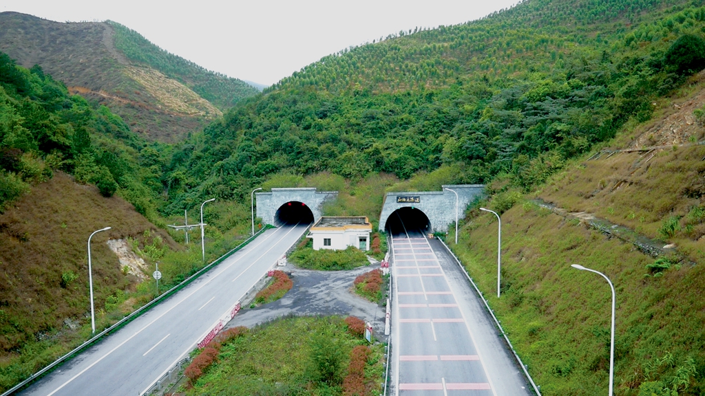 11.广西灵峰（桂粤界）至八步公路石板尾隧道.jpg